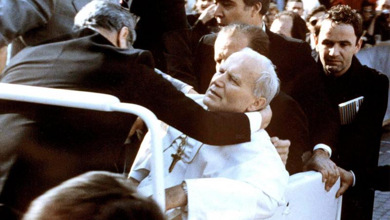 El este omul care l-a împușcat, de patru ori, pe Papă! Francisc nu l-a iertat, niciodată, deși a venit cu trandafiri albi!
