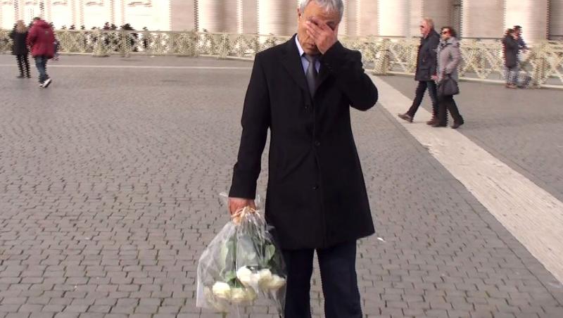 El este omul care l-a împușcat, de patru ori, pe Papă! Francisc nu l-a iertat, niciodată, deși a venit cu trandafiri albi!
