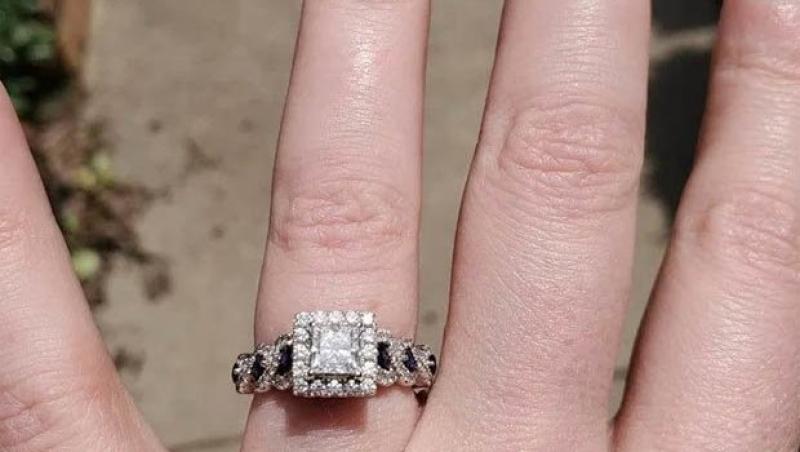 A postat o fotografie cu inelul de logodnă pe Facebook, dar nu a fost atentă la un detaliu important. Oamenii au taxat-o imediat:„Aruncă inelul, bărbatul și ia-o de la capăt!”