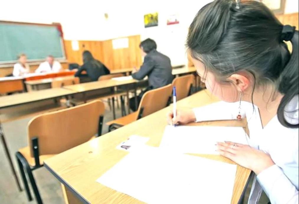 BACALAUREAT 2019: Doi elevi, eliminați de la prima probă, după au fost prinşi cu telefonul mobil la ei