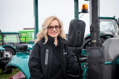 Premieră! O femeie va face turul României pe tractor! „Le voi spune părinților să-și îndrume copiii spre agricultură”