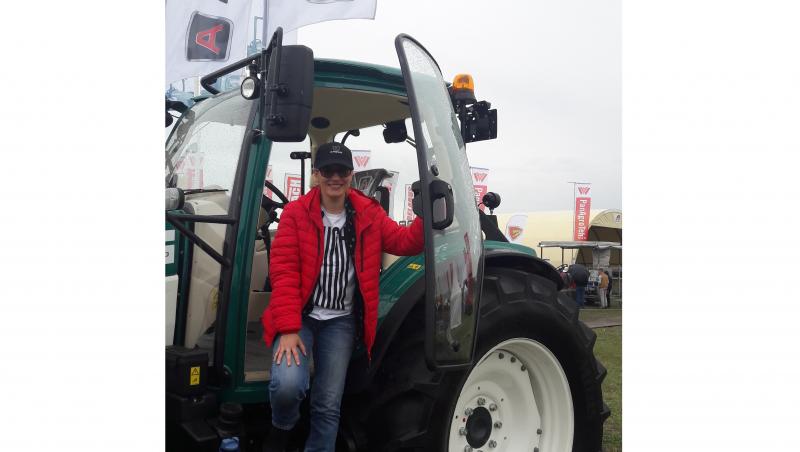 Premieră! O femeie va face turul României pe tractor! „Le voi spune părinților să-și îndrume copiii spre agricultură”