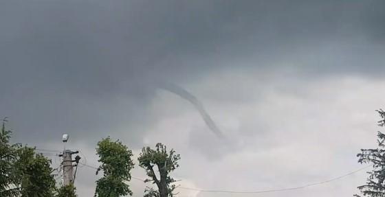 Tornadă &icirc;n formare, filmată deasupra unei localități din Brașov. Oamenii, &icirc;ngroziți: &bdquo;Vine sf&acirc;rșitul lumii!&rdquo;