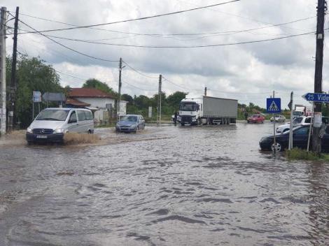 Potop în România. Apa măsoară şi 40 de centimetri, iar asfaltul a dispărut de tot
