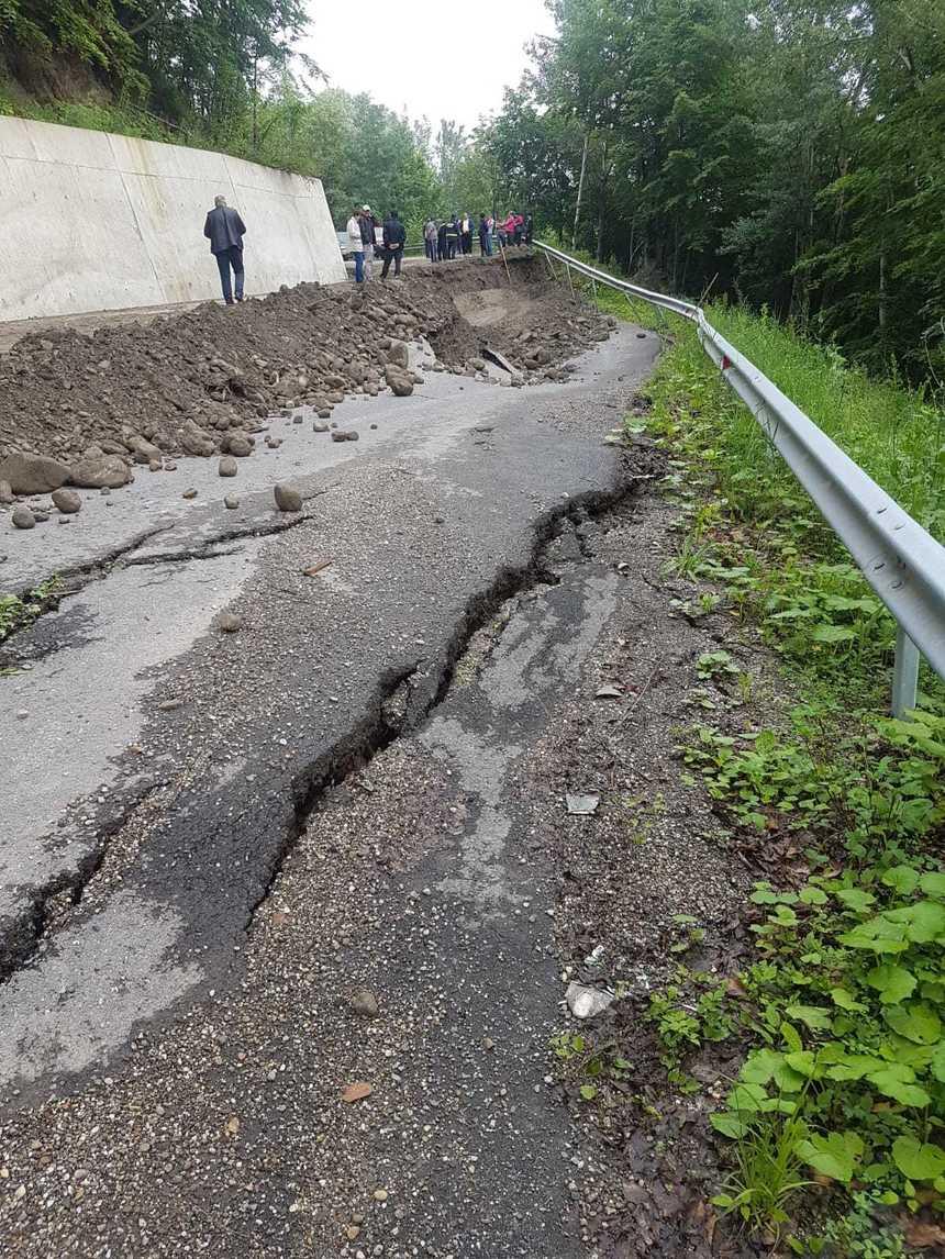Vrancea: Oamenii din două localităţi, complet izolaţi după ce drumul de acces a fost distrus de o viitură