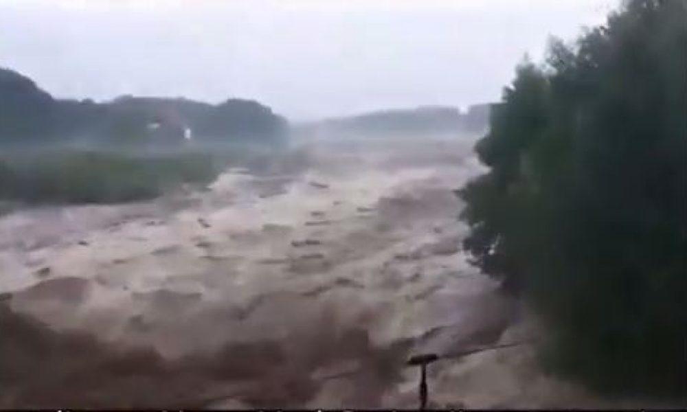 Ploile torențaile fac prăpăd &icirc;n țară! Cod portocaliu și cod galben de inundaţii pe Dunăre, p&acirc;nă vineri după-amiază