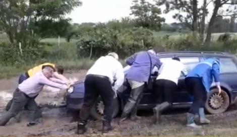 Un ministru din România, filmat într-o ipostază inedită! A împins o mașină blocată în noroi - Video