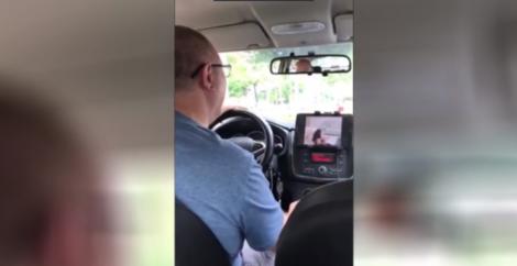 Șofer de taxi, surprins în timp ce conducea și se uita la filmulețe pe Youtube! Călătorul, revoltat: ”Tot drumul a privit în ecran!”