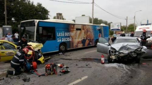 Accident grav &icirc;n Capitală! Un mort și doi răniți, după ce un șofer a pierdut controlul volanului și a intrat &icirc;ntr-un autobuz STB