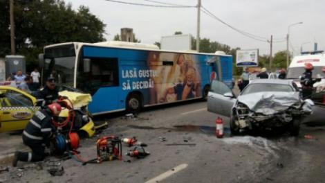 Accident grav în Capitală! Un mort și doi răniți, după ce un șofer a pierdut controlul volanului și a intrat într-un autobuz STB