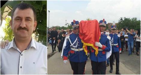 Polițistul Cristian Amariei a fost înmormântat, învelit în tricolor, cu onoruri militare. Imagini emoționante de la ceremonie