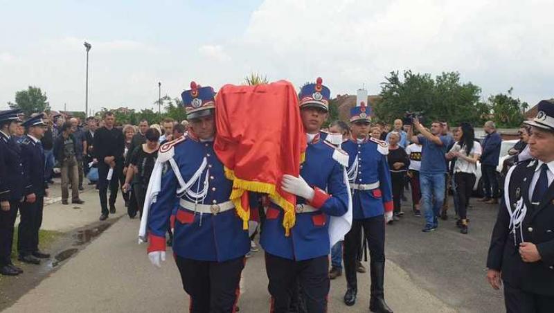 Polițistul Cristian Amariei a fost înmormântat, învelit în tricolor, cu onoruri militare. Imagini emoționante de la ceremonie