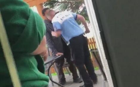 Scene șocante! Polițist local, filmat în timp ce lovește un cerșetor cu capul în gură. Ce pedeapsă va primi omul legii