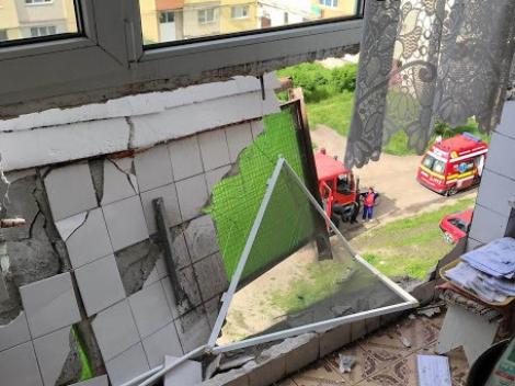 Explozie într-un bloc din județul Cluj. Un bătrân a ajuns la spital cu arsuri grave - Foto