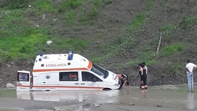 O ambulanță a rămas împotmolită în râu! Medicii se deplasau către o femeie care a încercat să se sinucidă