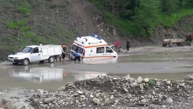 O ambulanță a rămas împotmolită în râu! Medicii se deplasau către o femeie care a încercat să se sinucidă
