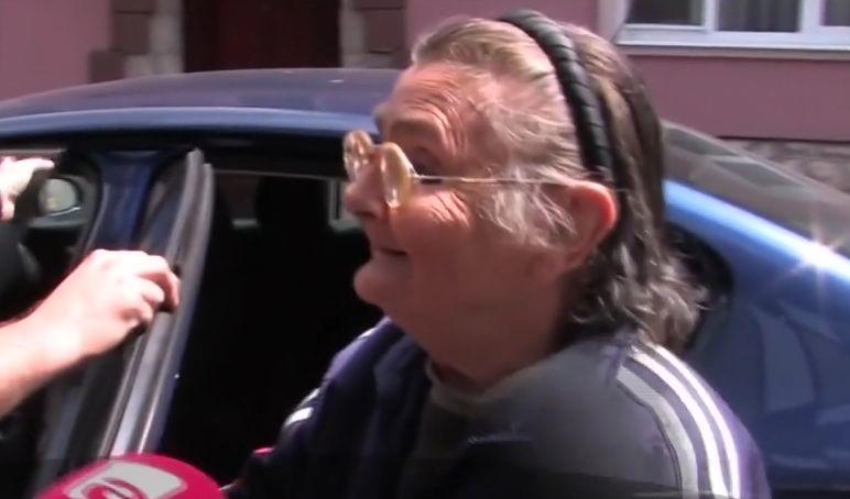 Droguri la liceu, v&acirc;ndute elevilor de o bătr&acirc;nă de 72 de ani din Oradea! Un elev s-a bătut cu trei polițiști - Video