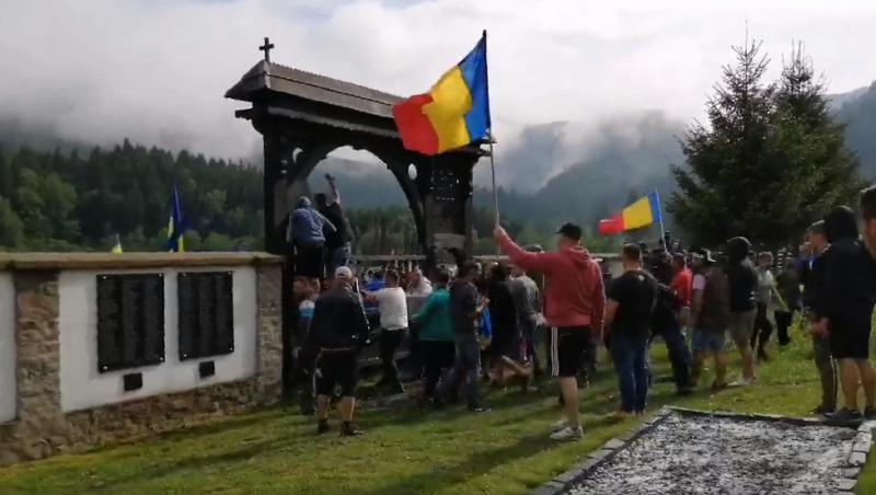 Video. Momentul în care românii rup lanțurile cimitirului din Valea Uzului: „Plecați de aici!”