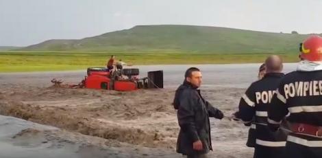 Un bărbat din Botoșani a fost luat de viitură, cu tot cu tractorul pe care îl conducea! Operațiune dramatică de salvare - Video