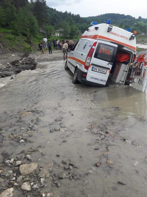 O ambulanţă venită să preia o femeie care a încercat să se sinucidă a rămas împotmolită în râu