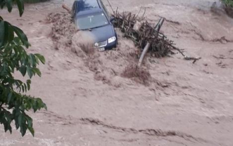 Potop în România! Autoturism cu trei persoane în el, luat de viitură în județul Iași