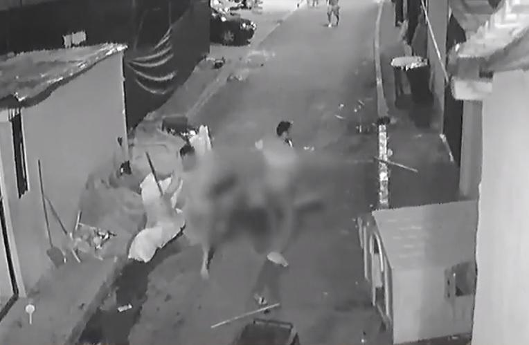 Bătaie cu cu sticle și topoare &icirc;n centrul Bucureștiului, pe stradă! Atenție, imagini ce vă pot afecta emoțional! - Video