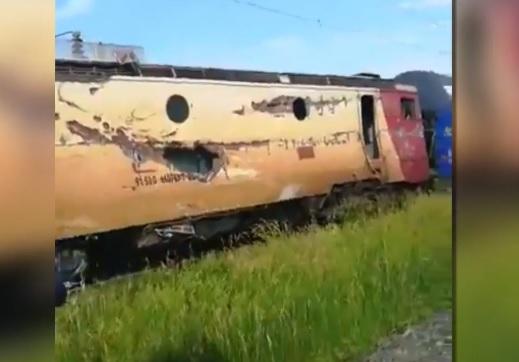 Ultimă oră! Un tren cu pasageri a deraiat &icirc;n Bacău, după ce a lovit un camion! Atenție, imagini tulburătoare - Video