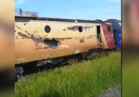 Ultimă oră! Un tren cu pasageri a deraiat în Bacău, după ce a lovit un camion! Atenție, imagini tulburătoare - Video