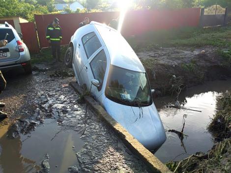 Dezastru în Vaslui! Mașini luate de ape, curți și case inundate! Imagini tulburătoare!