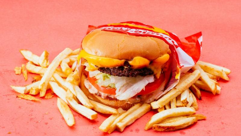 Mănânci fast-food? Iată ce se întâmplă  cu organismul tău dacă renunți la mâncarea procesată