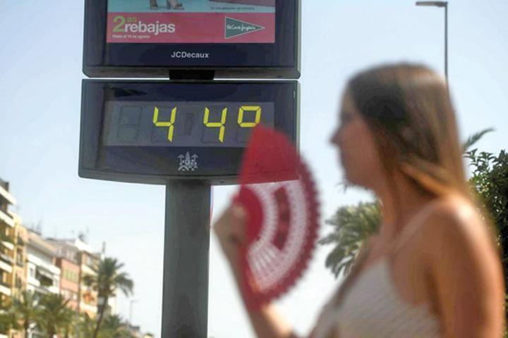 Nou val de aer saharian peste Rom&acirc;nia! Meteorologii au emis informare de caniculă: 37 de grade la umbră