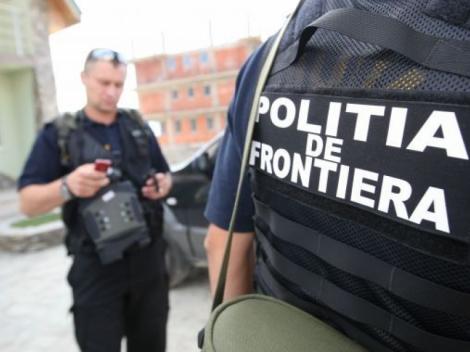 Polițiștii de frontieră au prins trei tineri care voiau să treacă granița ascunși sub autocar