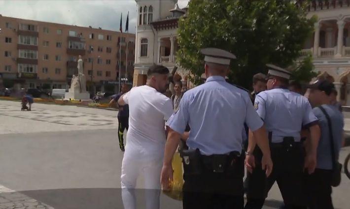 &Icirc;nt&acirc;lnirea unui vlogger cu fanii a creat isterie la Buzău. Oamenii legii au fost nevoiți să intervină