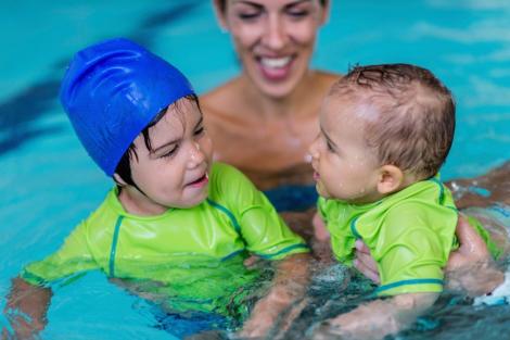 Vrei să-ți dai copilul la cursuri de înot? Ce trebuie să știi despre acest sport