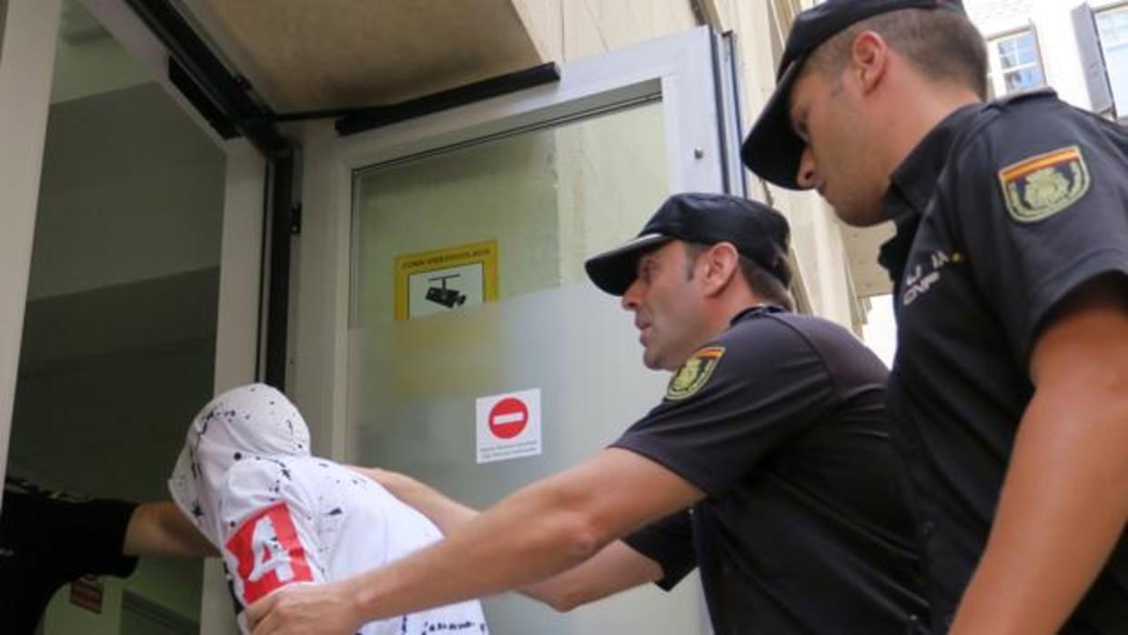 Un t&acirc;năr drogat și-a bătut cu bestialitate iubita pentru că nu a avut grijă să-i cumpere bere