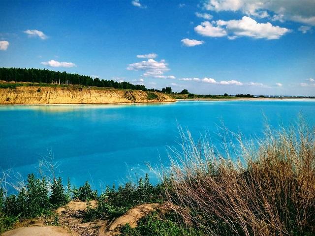 Lacul din Siberia care a făcut ravagii pe internet este plin de substanțe toxice. Vizitatorii sunt rugați să nu atingă apa