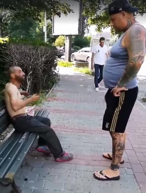 Un cerșetor din Iași a fost abordat de un bărbat tatuat, iar urmarea a fost uluitoare: „De ce stai, mă, aici?”