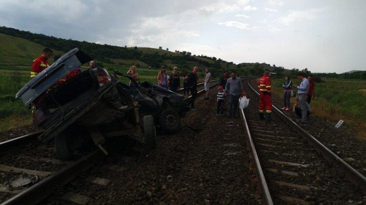 Doi morți, după ce mașina &icirc;n care se aflau a fost lovită de un tren! Traficul feroviar, complet blocat