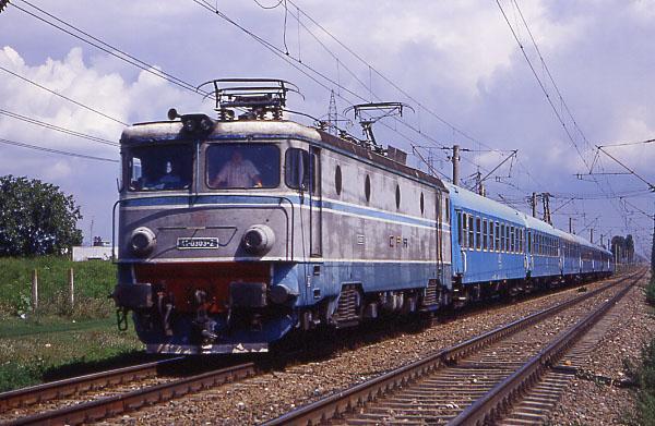 Accident feroviar: T&acirc;năr de 20 de ani, mort după ce maşina pe care o conducea a fost lovită de un tren