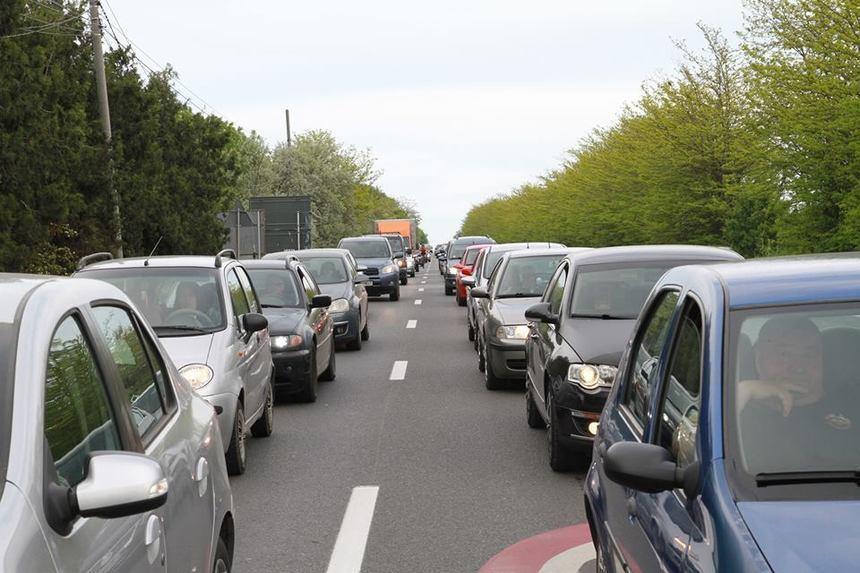 Valori crescute de trafic pe Valea Prahovei. Autovehiculele circulă în coloană la Comarnic şi Buşteni