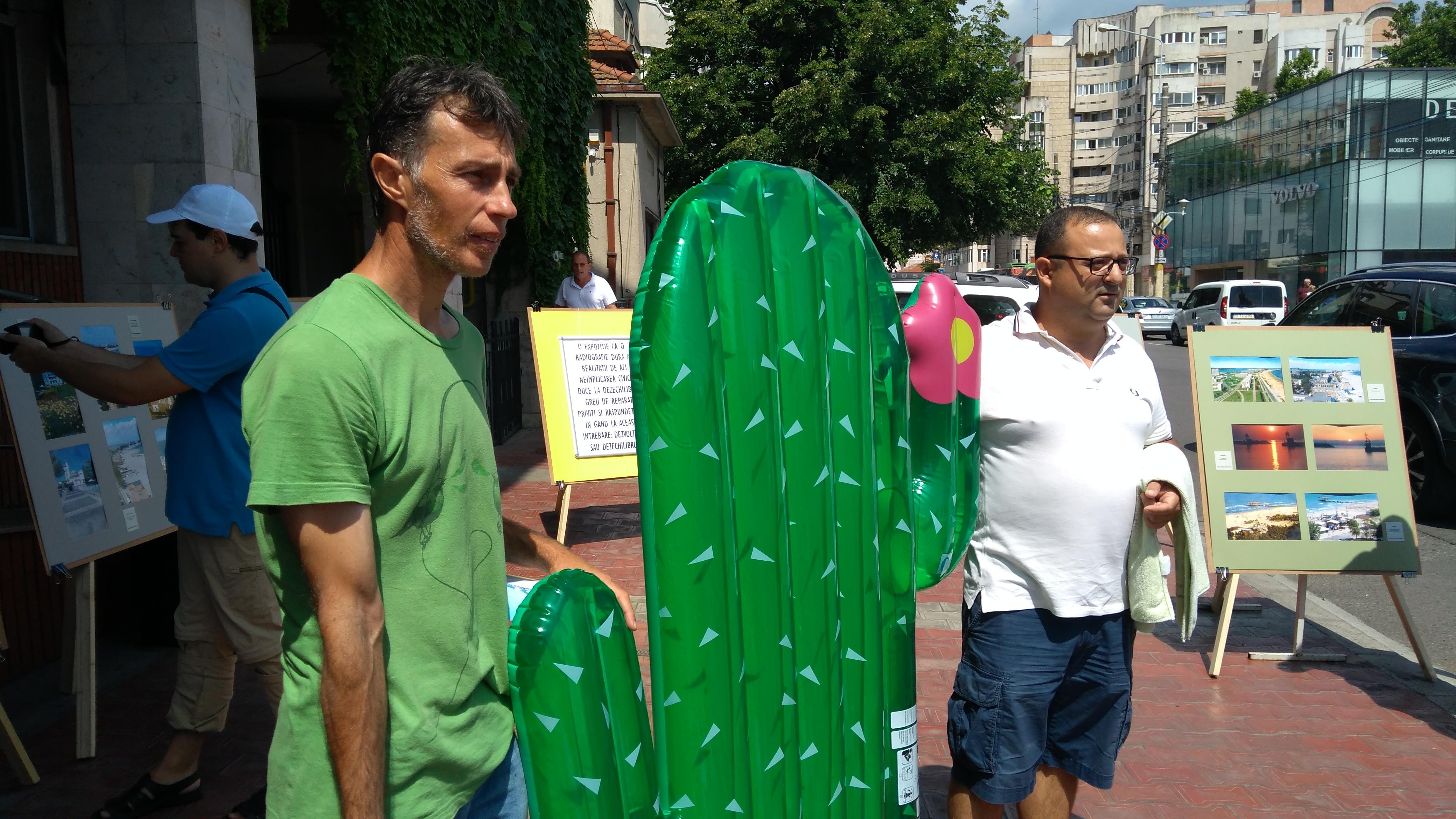 Mai multe persoane au protestat la Constanţa pentru că şezlongurile de pe plaje nu sunt amplasate corespunzător