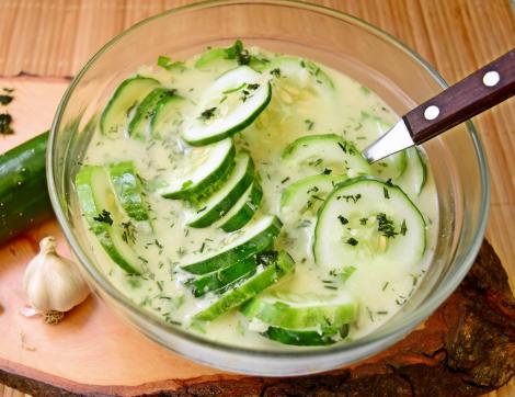 Cea mai simplă, răcoroasă și hidratantă salată de vară! Salată de castraveți cu usturoi.