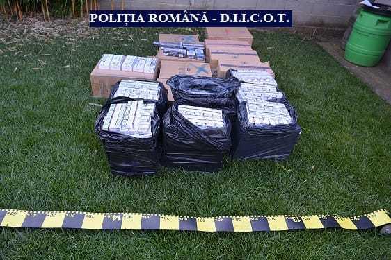 Opt persoane au fost reţinute &icirc;n județe din vestul ţării. O grupare specializată &icirc;n contrabandă cu ţigări a fost destructurată