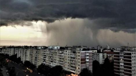 ANM: Ciclon în România. Jumătate de ţară, sub avertizare de vreme extremă. Vijelii, ploi torențiale și grindină, până mâine seară