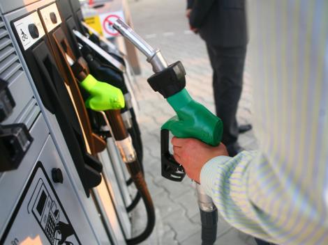 "Furt" la pompă! Cele mai scumpe benzinării din România. Un plin costă cu peste 10 lei în plus