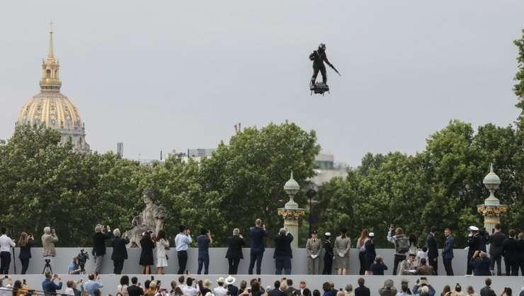 Spactacol senzațional deasupra bulevardului Champs-Elys&eacute;es: Franky Zapata a zburat cu un &bdquo;Flyboard&rdquo; de Ziua Franței
