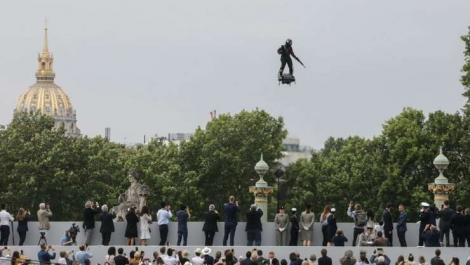 Spactacol senzațional deasupra bulevardului Champs-Elysées: Franky Zapata a zburat cu un „Flyboard” de Ziua Franței