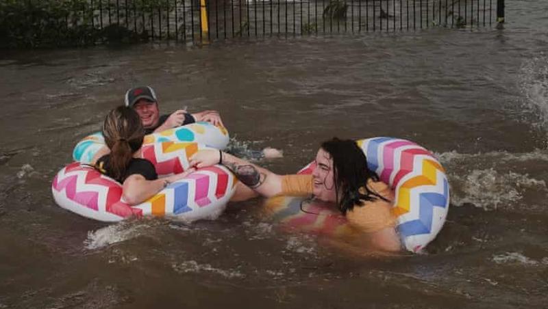 Imagine uluitoare. Oamenii se scaldă pe străzile inundate din oraș! Furtuna a făcut prăpăd