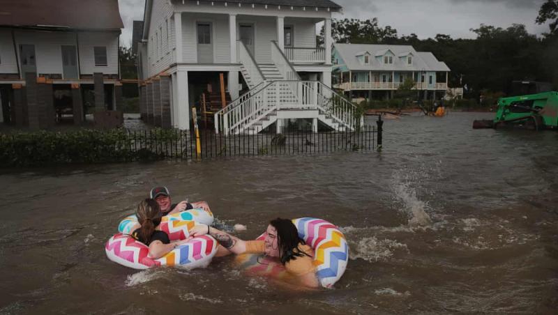 Imagine uluitoare. Oamenii se scaldă pe străzile inundate din oraș! Furtuna a făcut prăpăd