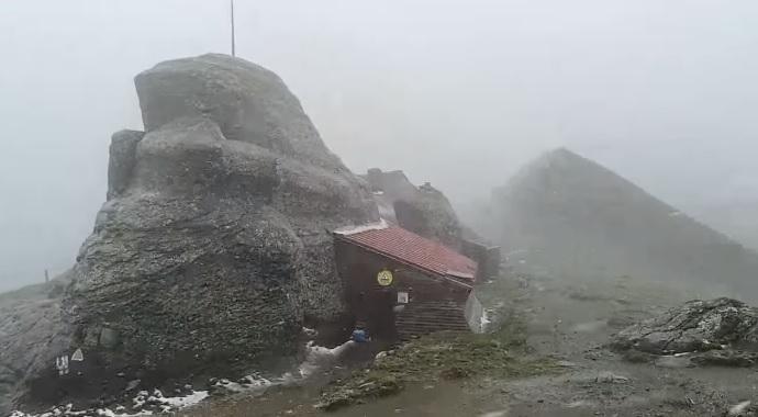 A nins în Munții Bucegi, în mijlocul lunii iulie, după nouă ani! Meteorolog: ”Au fost temperaturi foarte scăzute față de normal!”